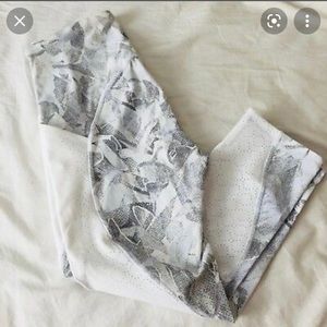 Lululemon Breezy Dot crop size 4